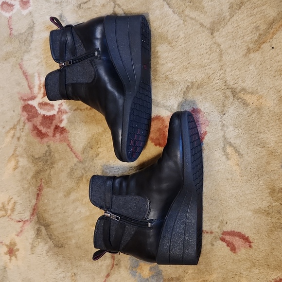 UGG Emalie waterproof wedge ankle bootie, black, size 8 - Picture 2 of 12